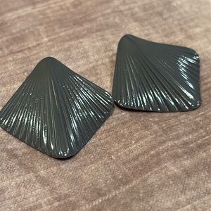 Vintage 80’s Metal Dark Grey Diamond Shaped Shell Earrings